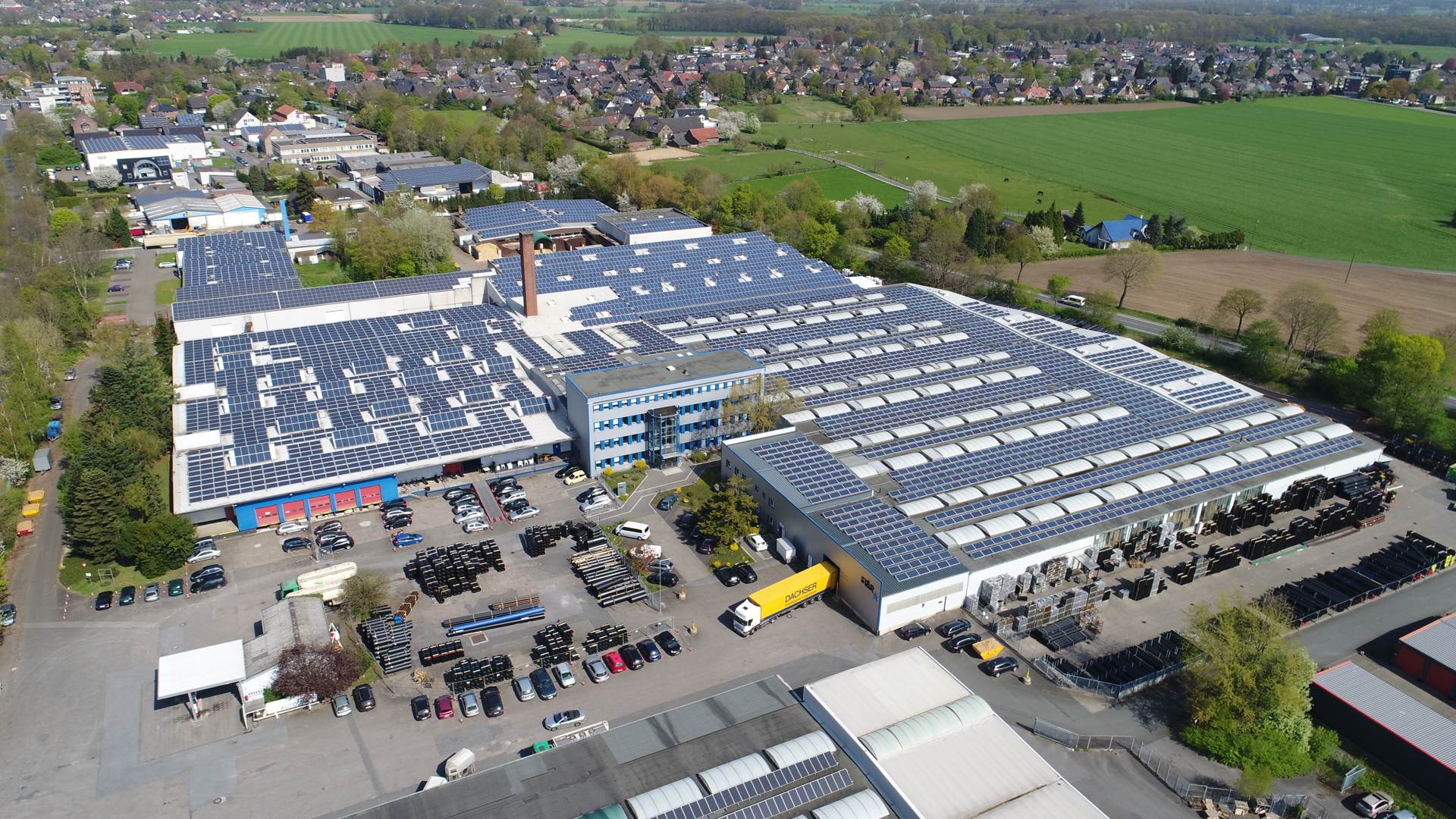 Luftaufnahme der 824-kWp-Photovoltaikanlage auf den Hallen von STAR-Piping in Wesel