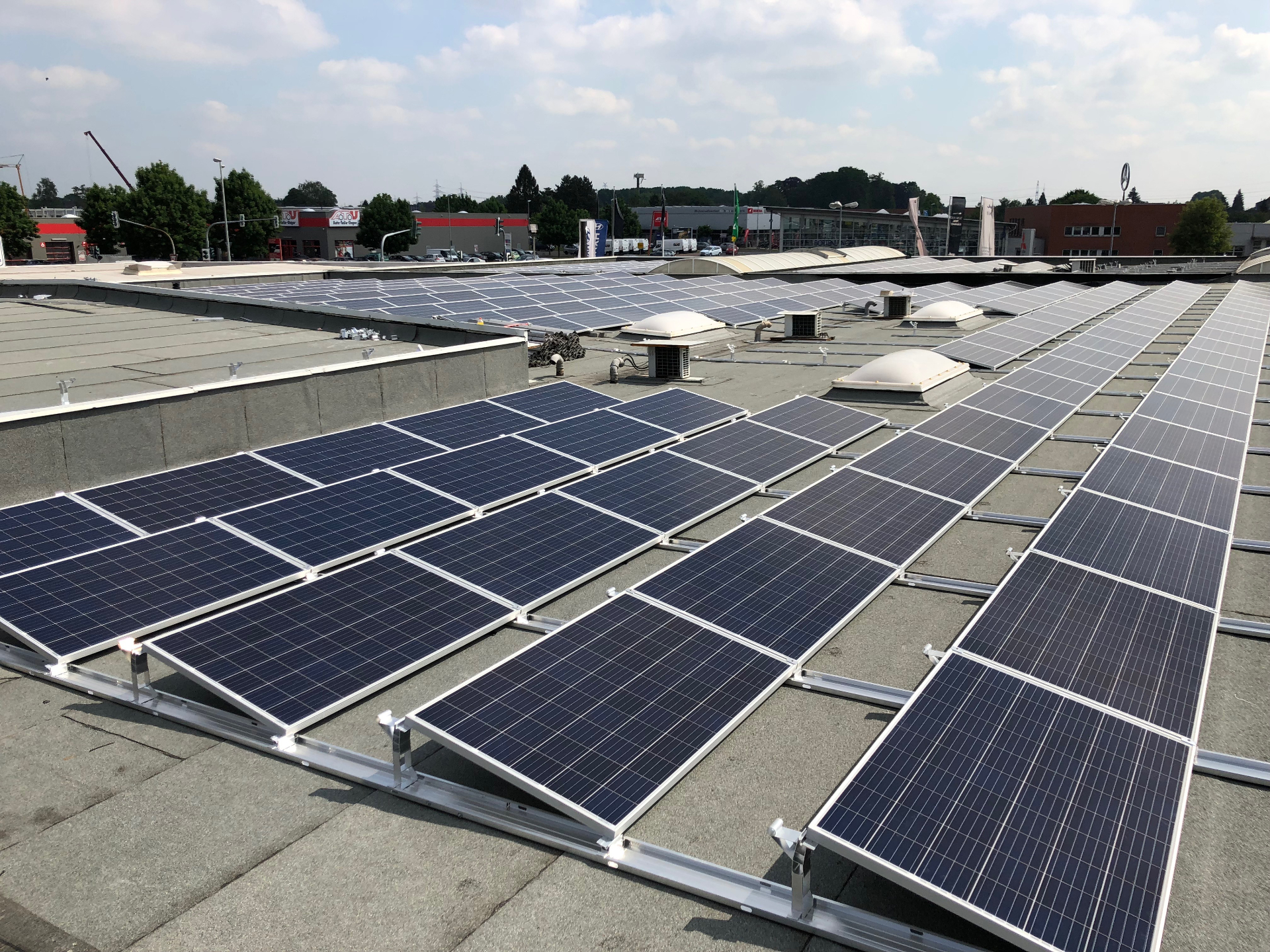 Luftaufnahme der PV-Anlage Autohaus Cramer in Wesel