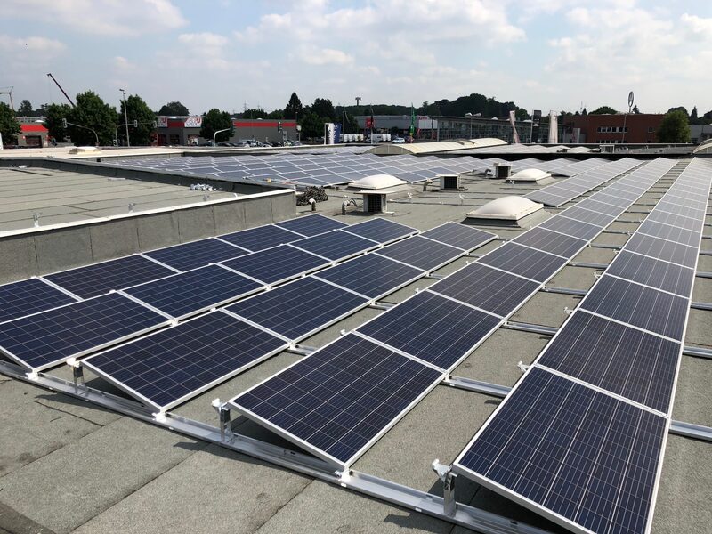 Luftaufnahme der PV-Anlage Autohaus Cramer in Wesel